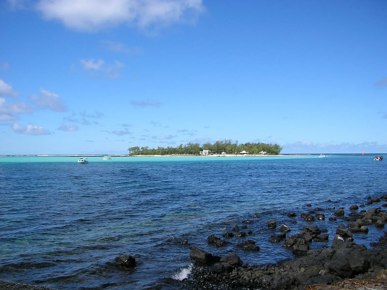 Île des Deux Cocos (private island day)
